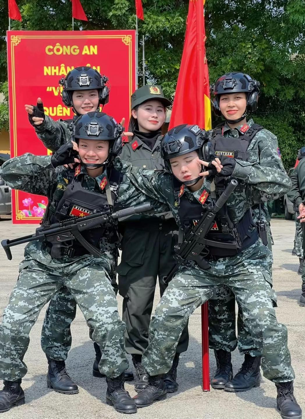 Để có được những bước chân đều, dứt khoát và mạnh mẽ trên lễ đài, các nữ chiến sĩ phải trải qua thời gian huấn luyện kéo dài hàng tháng trời với cường độ cao.