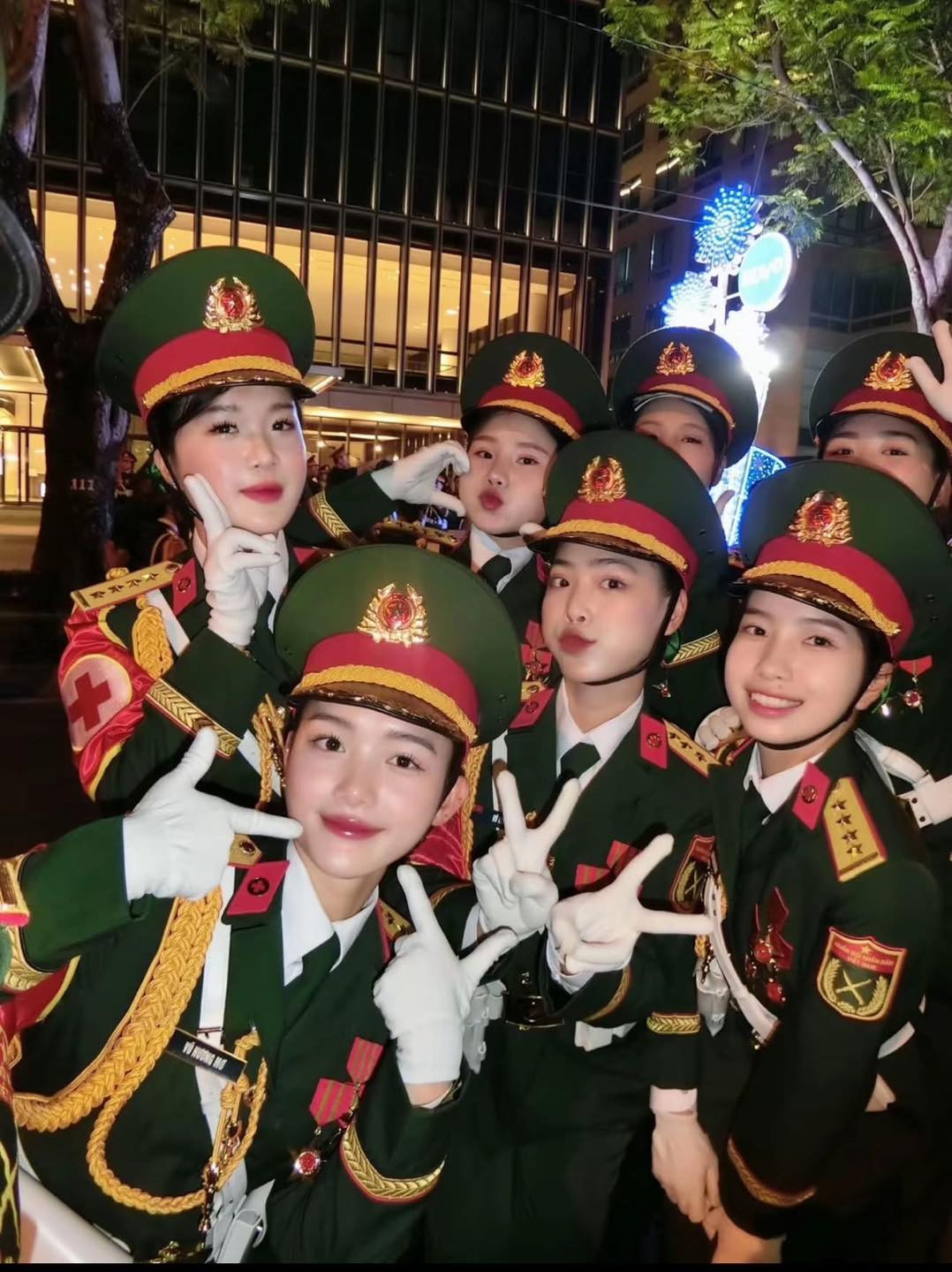 Nhiều người đã để lại những bình luận ngưỡng mộ: “Nếu đây là hình mẫu crush quốc dân mới thì tôi xin được gục ngã", "mấy bả xinh quá", "không cần son phấn, đây mới là nét đẹp con gái Việt Nam".