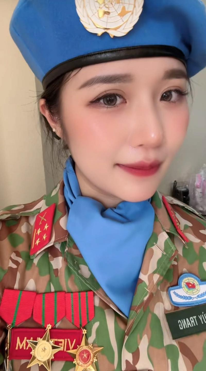 Không ít trong số các nữ quân nhân đang “chiếm spotlight” mạng xã hội là những cô gái có ngoại hình nổi bật, từng được biết đến với danh hiệu hoa khôi, á khôi tại các trường quân đội, học viện.