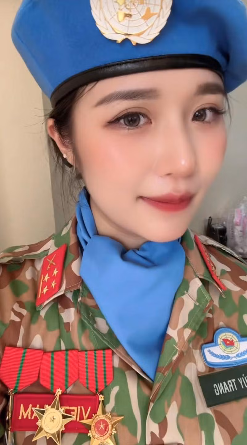 Không ít trong số các nữ quân nhân đang “chiếm spotlight” mạng xã hội là những cô gái có ngoại hình nổi bật, từng được biết đến với danh hiệu hoa khôi, á khôi tại các trường quân đội, học viện.