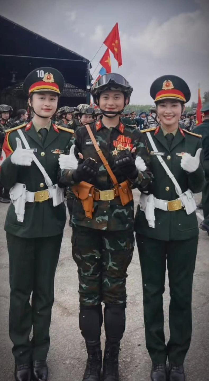 Mỗi động tác tay giơ, chân bước đều phải đồng loạt, thẳng hàng như một. Những ngày đầu, ai cũng bỡ ngỡ, nhiều người còn bị đau cơ, phồng rộp bàn chân, nhưng qua thời gian, họ trở nên vững vàng và chuyên nghiệp không kém gì đồng đội nam.