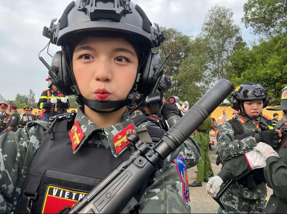 Trong không khí cả nước hướng đến Đại lễ 30/4 và kỷ niệm 50 năm Ngày Giải phóng miền Nam, thống nhất đất nước, hình ảnh các nữ quân nhân trẻ tuổi, xinh đẹp đang ngày đêm miệt mài luyện tập cho lễ diễu binh – diễu hành trọng đại đã trở thành điểm sáng thu hút sự quan tâm đặc biệt của cộng đồng mạng.