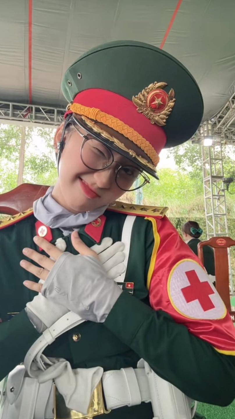 Sự kết hợp giữa vẻ đẹp hiện đại và bản lĩnh thép ấy đã khiến hàng loạt hình ảnh, video ghi lại khoảnh khắc luyện tập của các nữ quân nhân trở thành trend trên TikTok, Facebook, Instagram…