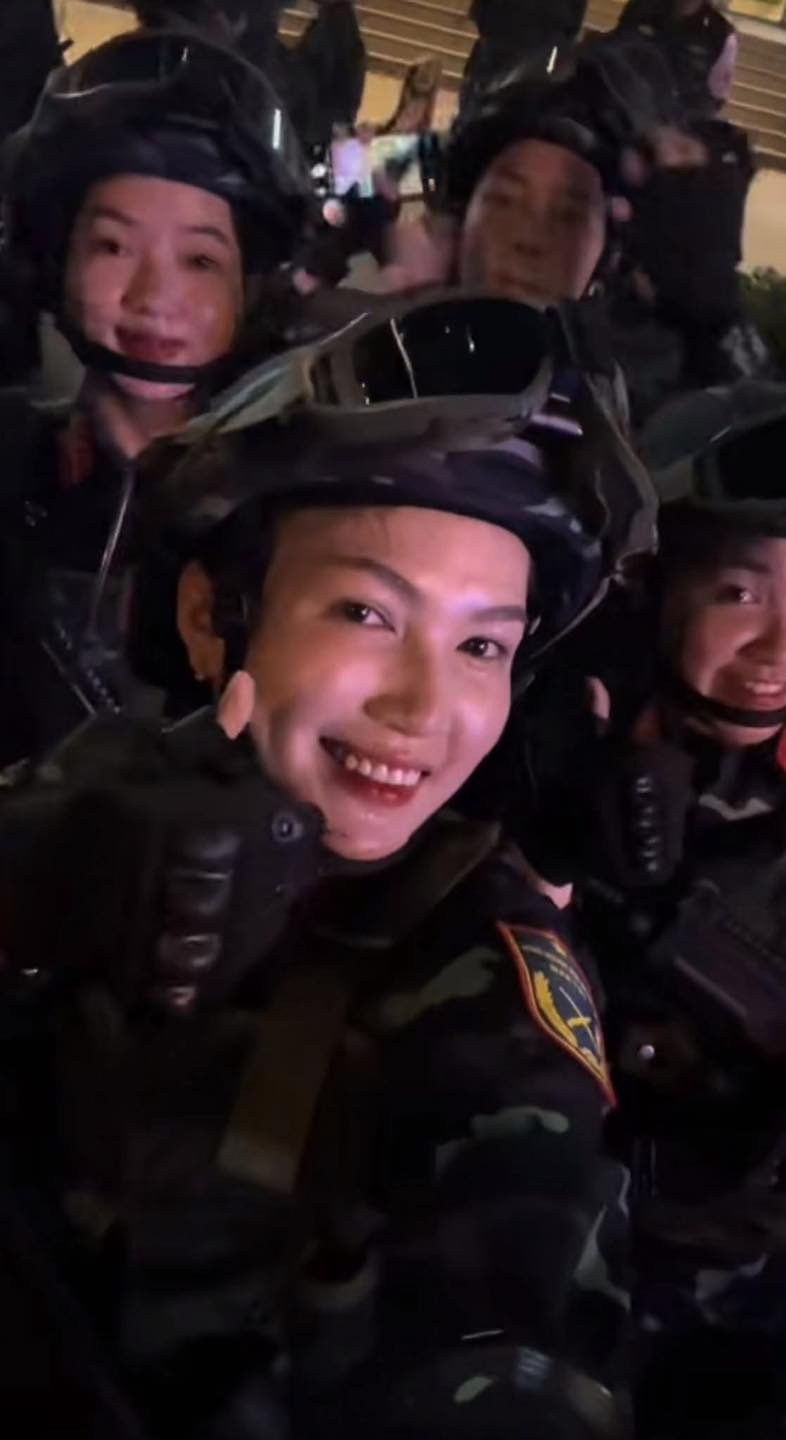 Khoác lên mình bộ quân phục chỉnh tề, các nữ quân nhân hiện lên với hình ảnh đầy kiêu hãnh và mạnh mẽ.