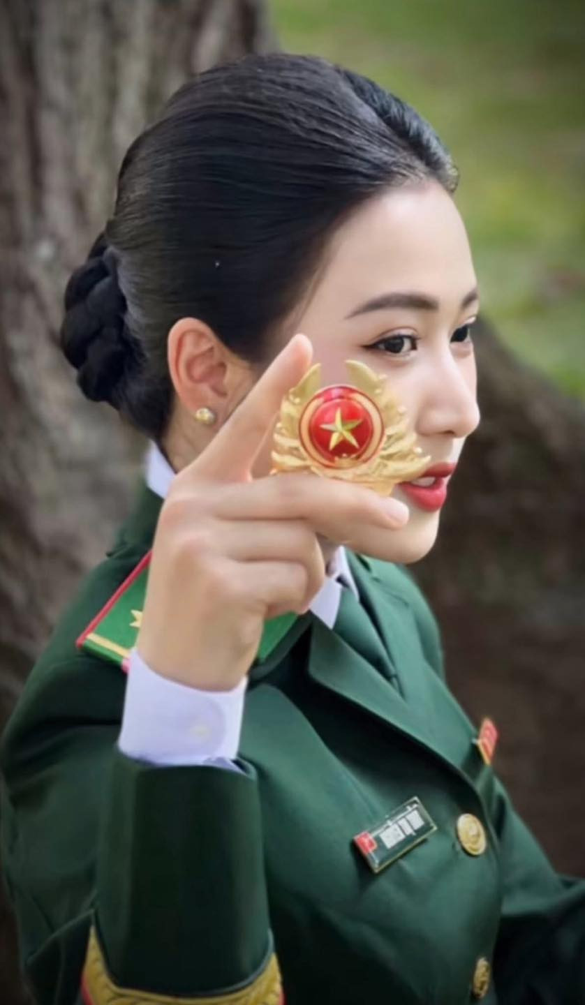Nhiều hình ảnh, video về các nữ quân nhân vô tình được người dân quay lại đi đi xem hợp luyện. Dù không qua lớp hiệu ứng nào, các cô gái vẫn tỏa sáng với nét đẹp mộc mạc.