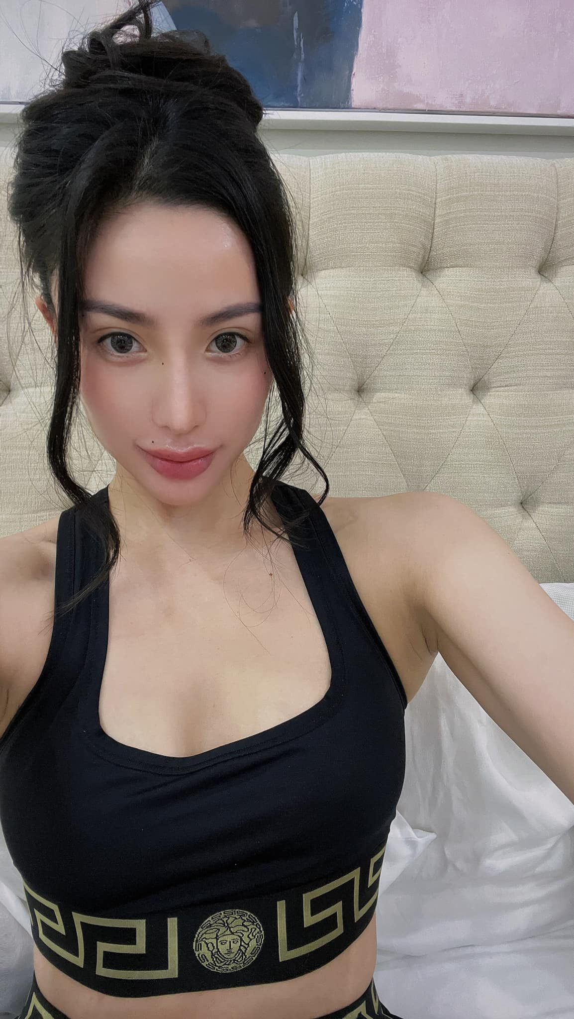 Trong những hình ảnh cập nhật trên trang cá nhân, cô nàng nhận được vô số lời khen ngợi về sắc vóc trẻ trung, lão hóa ngược dù đã bước sang độ tuổi 40.