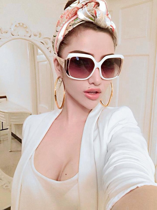 Cô là một trong những hot girl đầu tiên sở hữu loạt đồ hiệu, xe sang, và phong cách sống “luxury” hiếm ai bì kịp thời đó.