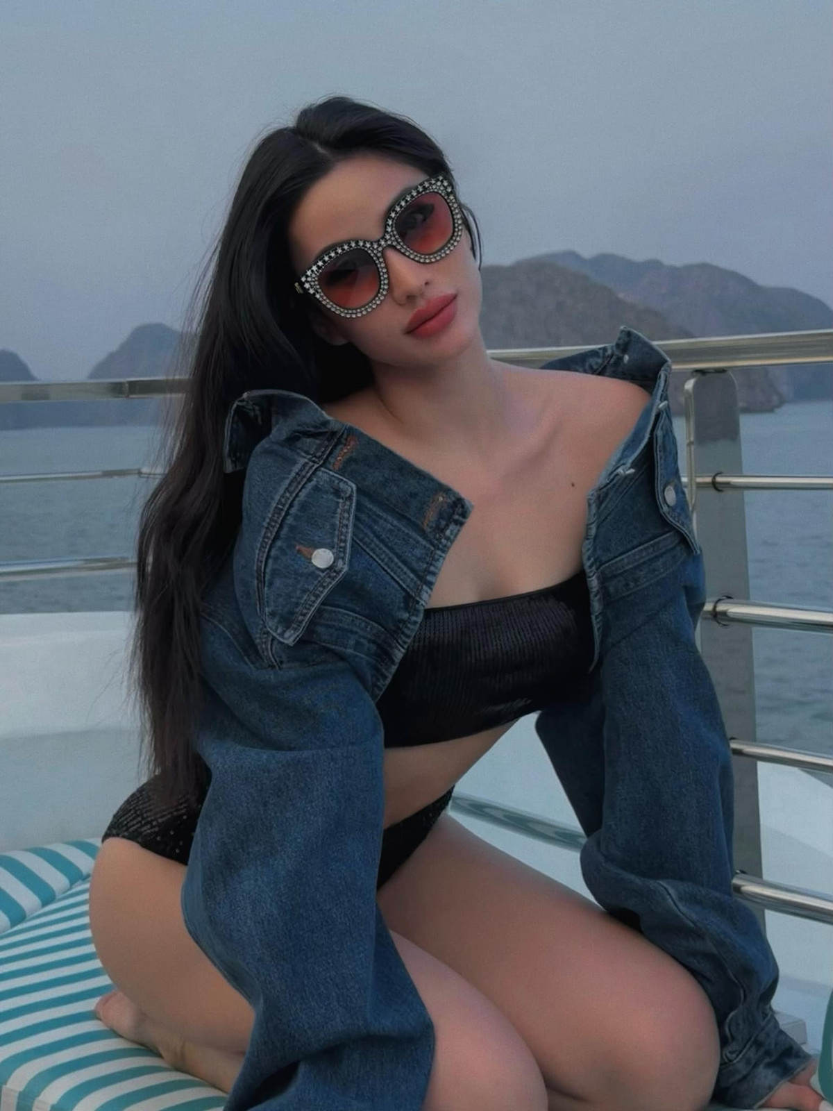 Nàng cựu hot girl vẫn cho thấy mình là một “tay chơi thời trang” chính hiệu. Phong cách hiện tại của cô không còn quá nổi loạn hay hở bạo như thời kỳ đỉnh cao của tuổi trẻ, mà đã chuyển sang hình ảnh một quý cô trưởng thành, sang trọng, tinh tế nhưng vẫn cực kỳ cuốn hút.