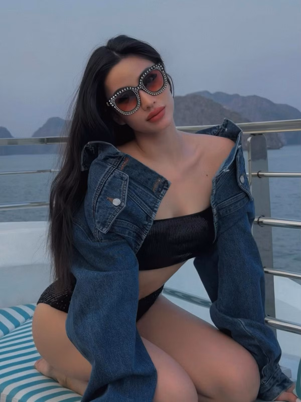 Nàng cựu hot girl vẫn cho thấy mình là một “tay chơi thời trang” chính hiệu. Phong cách hiện tại của cô không còn quá nổi loạn hay hở bạo như thời kỳ đỉnh cao của tuổi trẻ, mà đã chuyển sang hình ảnh một quý cô trưởng thành, sang trọng, tinh tế nhưng vẫn cực kỳ cuốn hút.