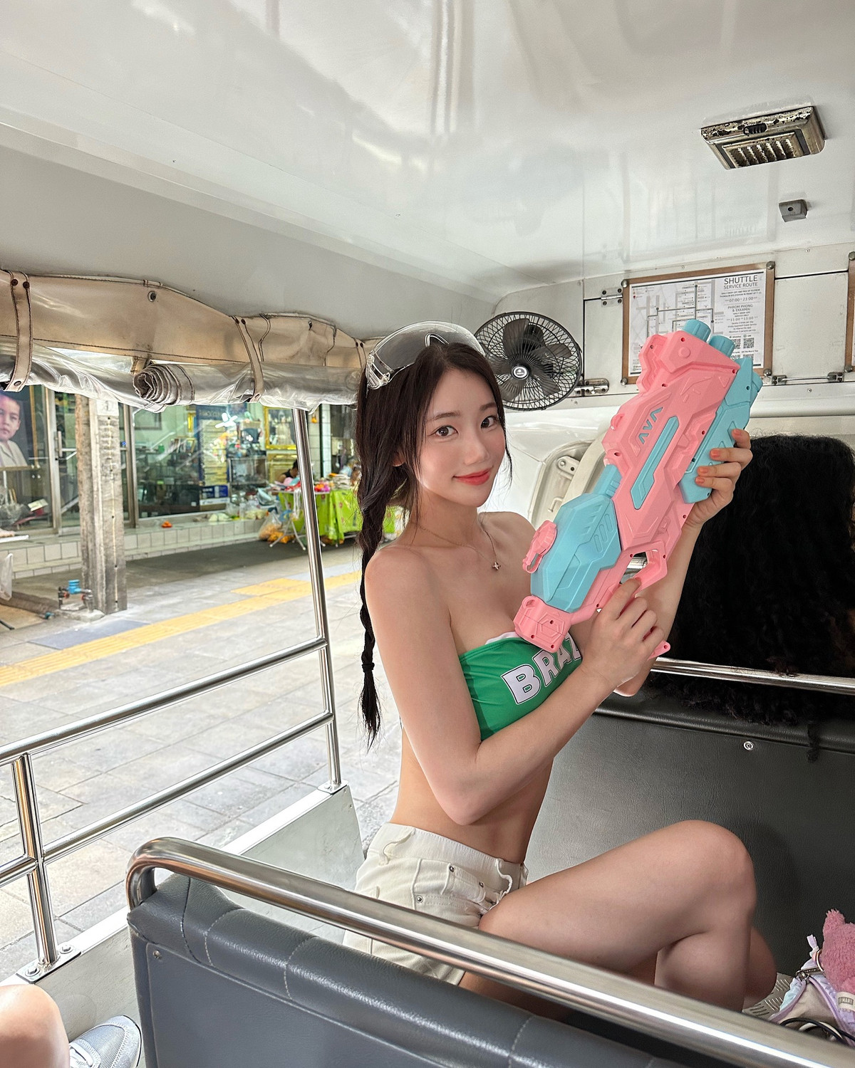 Thân hình "mướt mắt" với tỉ lệ body chuẩn chỉnh cùng phong thái tự tin như người mẫu sàn runway, cô nàng không cần cố gắng cũng đã nổi bần bật giữa rừng người. Khẩu súng nước hồng baby trong tay dường như chỉ là “phụ kiện thời trang” tôn thêm vẻ tinh nghịch, sexy đầy năng lượng của cô nàng.