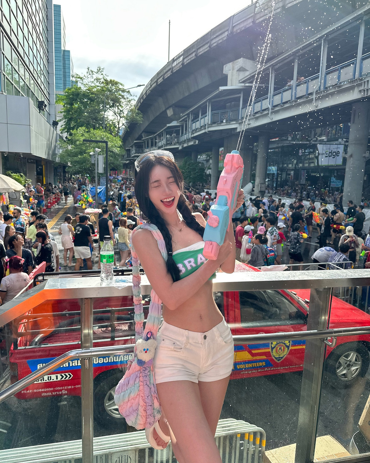 Cô nàng diện croptop quấn ngực in hình quốc kỳ Brazil cực táo bạo, kết hợp cùng short trắng khoe vòng eo con kiến siêu thực.