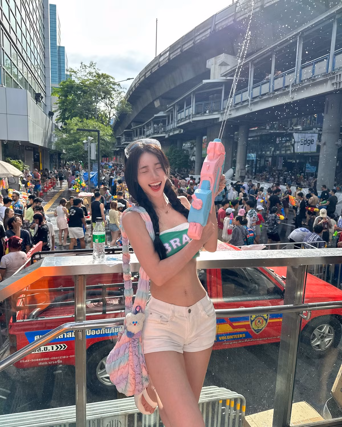 Cô nàng diện croptop quấn ngực in hình quốc kỳ Brazil cực táo bạo, kết hợp cùng short trắng khoe vòng eo con kiến siêu thực.