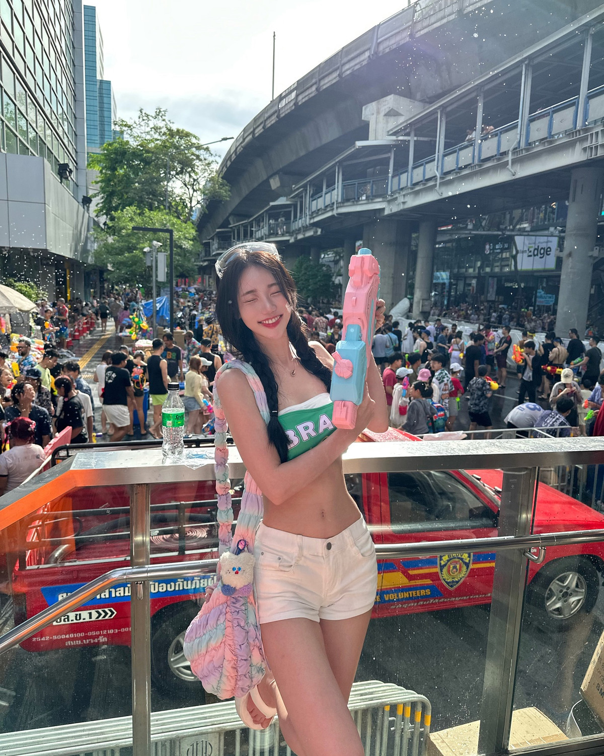 Nàng hot girl mạng đến từ Hàn Quốc Kim Min-kyoung mới đây đã chia sẻ lên trang cá nhân khoảnh khắc cô nàng hòa mình cùng với lễ hội té nước này ở Thái, thu hút về nhiều sự chú ý của người theo dõi.