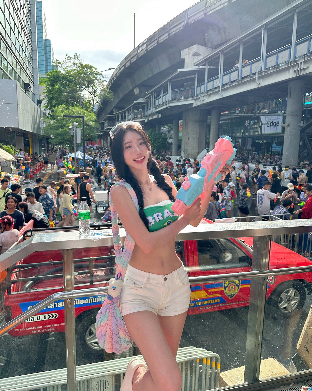 Với nụ cười rạng rỡ, làn da trắng bật tông và thần thái vô cùng cuốn hút, mỹ nhân xứ Kim chi không chỉ “quẩy” hết mình cùng khẩu súng nước sắc hồng cực yêu mà còn khiến cộng đồng mạng phát sốt vì loạt ảnh “cháy máy”.