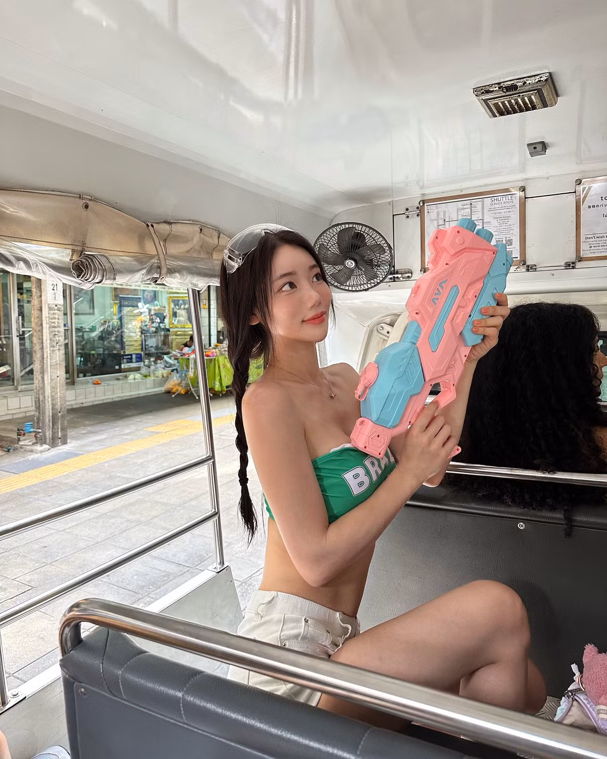 Dù bị bao quanh bởi hàng nghìn người, mỹ nhân Hàn vẫn nổi như cồn, trở thành tiêu điểm của mọi ánh nhìn và hàng loạt ống kính. Không ít cư dân mạng lùng sục info vì nghĩ rằng đây là idol hay hot girl đình đám nào vừa “công phá” Thái Lan.