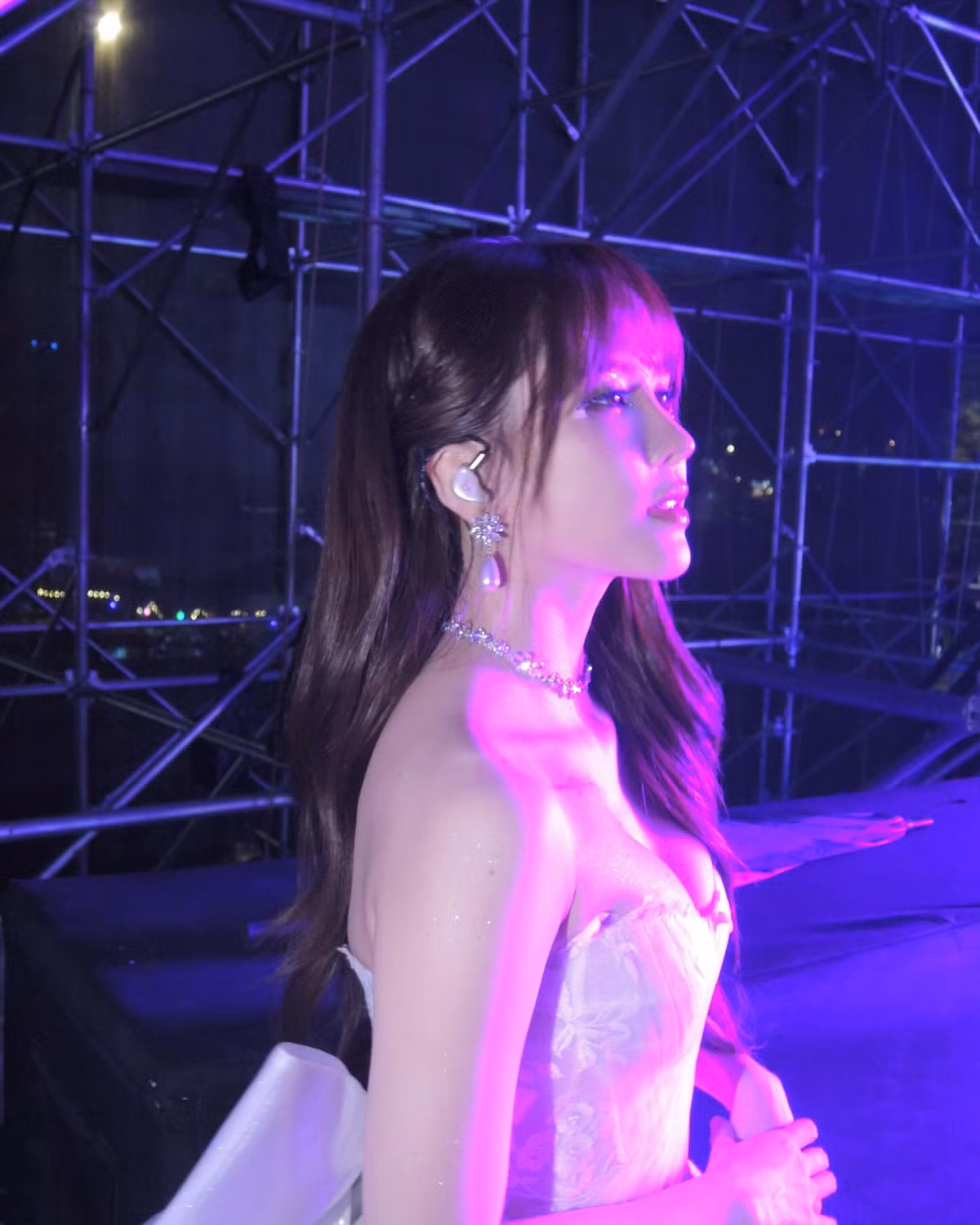 Đêm diễn vừa rồi để lại trong lòng nữ ca sĩ nhiều cảm xúc, cô nàng viết trên trang cá nhân: "Chờ ngày trái tim em lại yêu, và yêu nhiều hơn nữa". Đây là một phân đoạn lời của ca khúc được Thiều Bảo Trâm trình diễn trong concert là "Chưa quên người yêu cũ". Nhiều người cho rằng cô nàng cố tình nhấn mạnh vào lời ca khúc này với loạt ảnh giao diện cô dâu nhằm ẩn ý rằng cô nàng đã sẵn sàng cho một mối quan hệ tình cảm bình yên, có cái kết viên mãn.