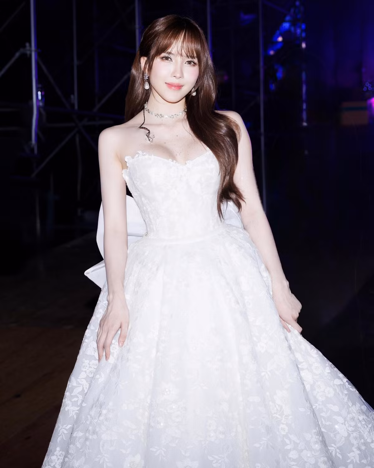 Chiếc váy với chất liệu ren hoa tinh xảo, phần cúp ngực vừa vặn, tôn lên bờ vai thanh mảnh và vòng eo con kiến khiến cô nàng vừa quyến rũ vừa thanh thoát như một nàng công chúa.