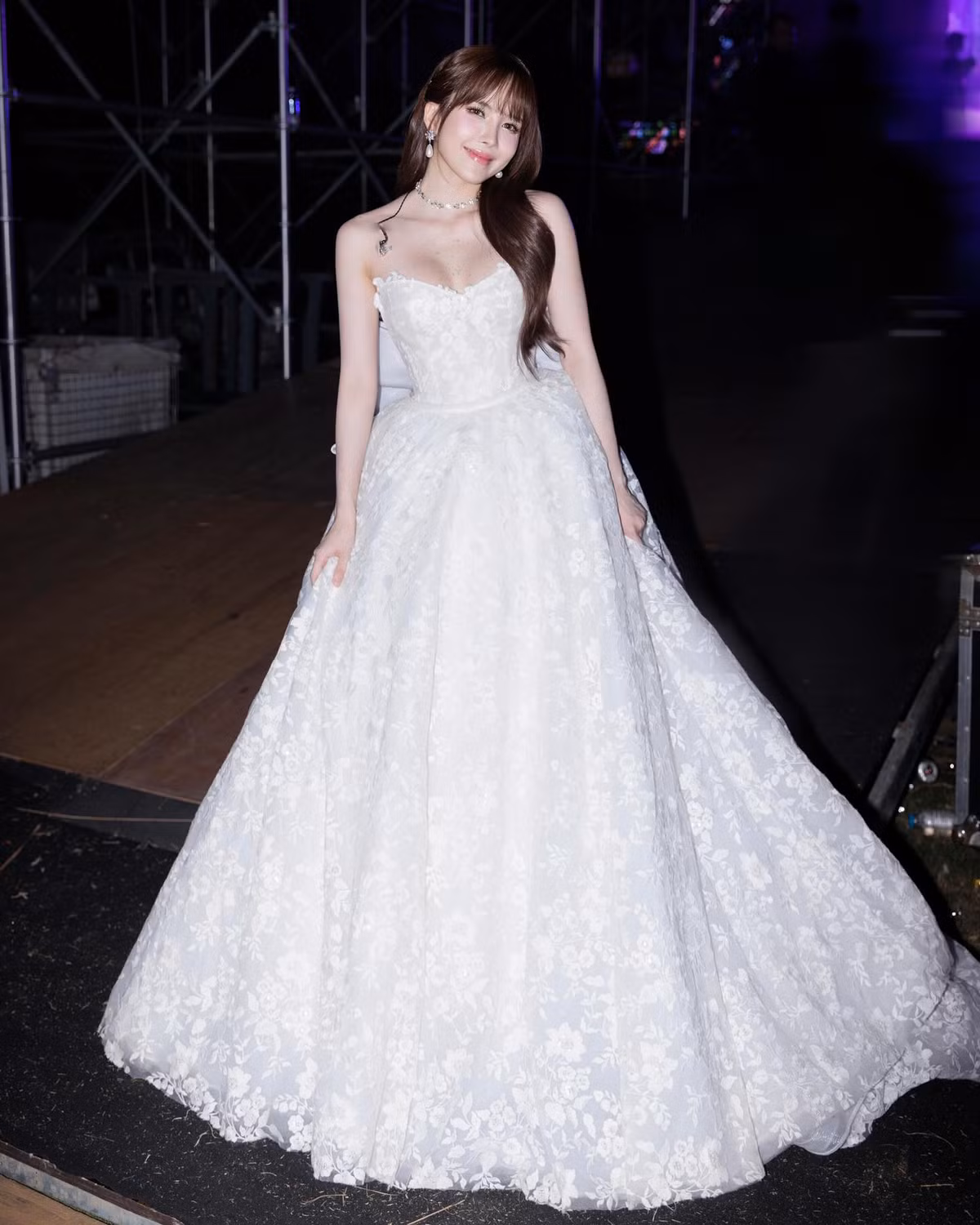 Sau đêm diễn concert Chị Đẹp bùng nổ tại TP.HCM, loạt ảnh hậu trường của Thiều Bảo Trâm được cô nàng đăng tải trên mạng xã hội, khiến người hâm mộ không khỏi “rụng tim” bởi visual đỉnh cao như bước ra từ truyện cổ tích.