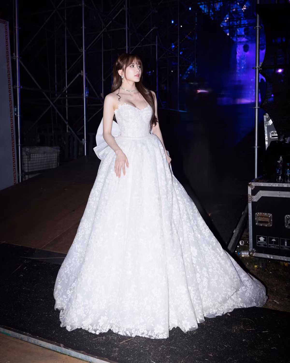 Diện chiếc đầm trắng bồng bềnh tựa váy cưới, nữ ca sĩ khoe nhan sắc rạng rỡ, ngọt ngào và cuốn hút như một cô dâu đích thực. Kiểu tóc dài buông nhẹ, trang điểm trong trẻo cùng nụ cười dịu dàng giúp Thiều Bảo Trâm chiếm trọn spotlight ngay cả khi đang ở sau cánh gà.