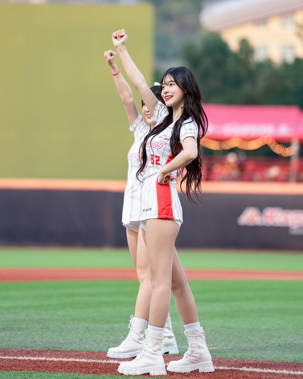 Nhan sắc ngọt ngào cùng kỹ năng biểu diễn ấn tượng đã giúp cô nhanh chóng nổi tiếng và được mệnh danh là "nữ thần cổ vũ".