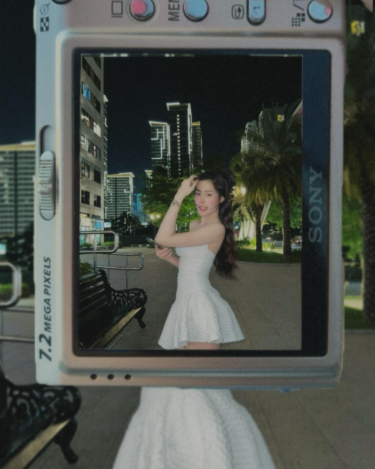 Không cần tạo dáng cầu kỳ, chỉ cần một vài động tác đơn giản, cô nàng cũng đủ khiến người đối diện bị thu hút ánh nhìn.