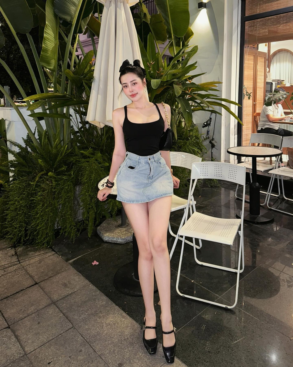 Hồng Vy tên đầy đủ là Nguyễn Thị Hồng Vy sinh năm 2000 tại TP Hồ Chí Minh. Cô hiện là người mẫu tự do và kinh doanh online.