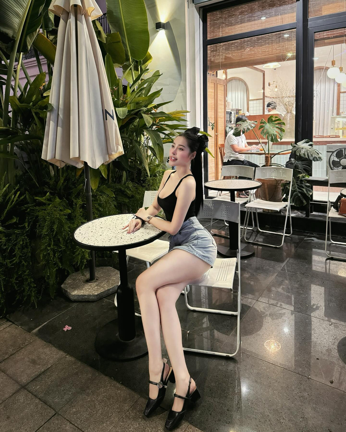 Không chỉ sở hữu vóc dáng chuẩn mực và gu thời trang cuốn hút, Hồng Vy còn được yêu mến bởi lối sống tích cực, năng động. Trên trang cá nhân, cô nàng thường xuyên chia sẻ hình ảnh đời thường nhẹ nhàng, gần gũi nhưng vẫn giữ được nét cuốn hút riêng biệt.