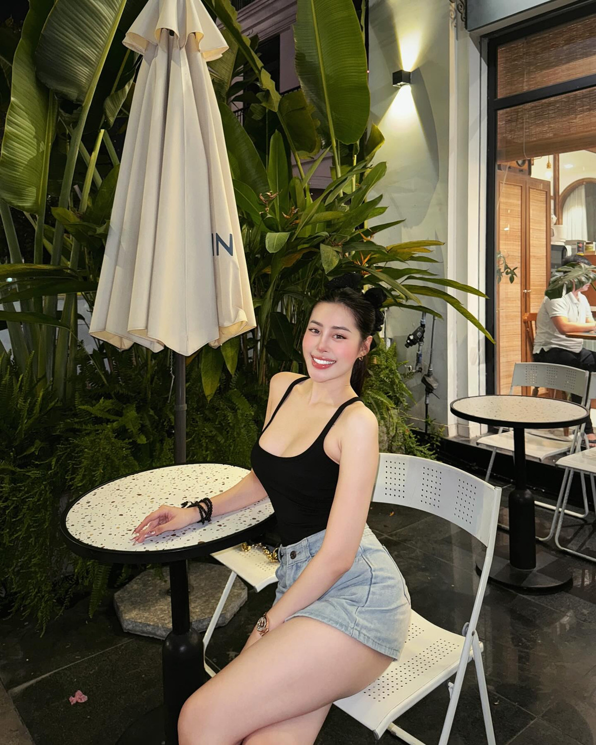 Điểm đặc biệt ở Hồng Vy chính là sự kết hợp hài hòa giữa nhan sắc trong trẻo và thần thái tự nhiên. Dù chỉ là những khoảnh khắc dạo phố, chọn góc chụp đơn giản, cô vẫn toát lên khí chất "nàng thơ" khiến nhiều người ngẩn ngơ.