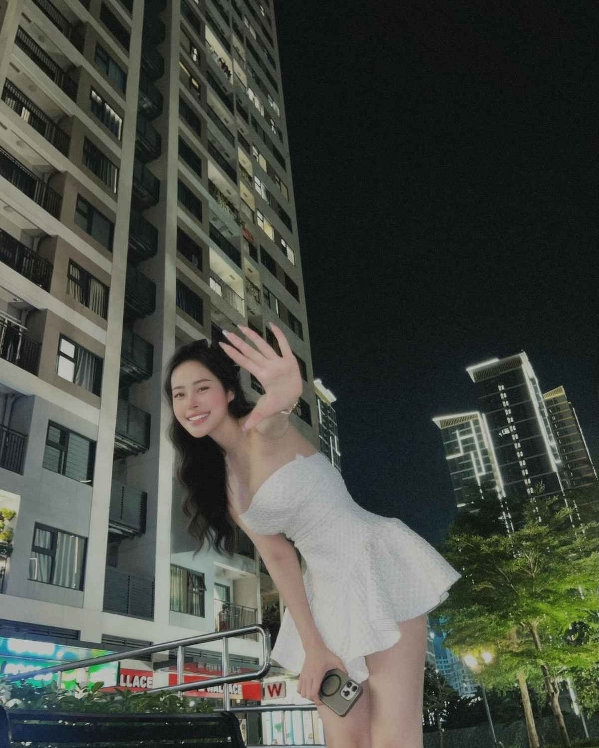 Với phong cách thời trang tinh tế, nữ tính xen lẫn nét hiện đại, Hồng Vy khéo léo khai thác vẻ đẹp hình thể cùng nụ cười ngọt ngào thương hiệu.