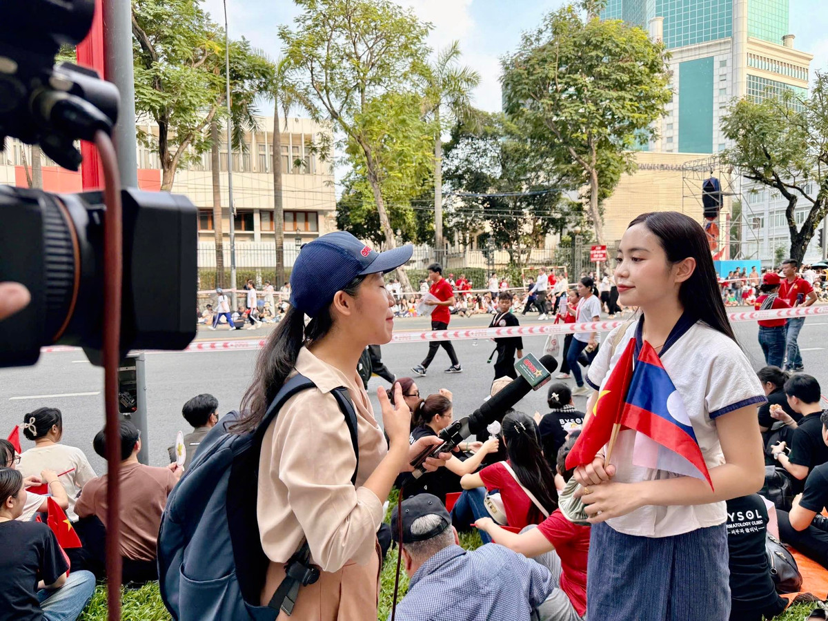 Cô nàng thậm chí còn thức trắng đêm để có được vị trí đẹp xem duyệt binh.