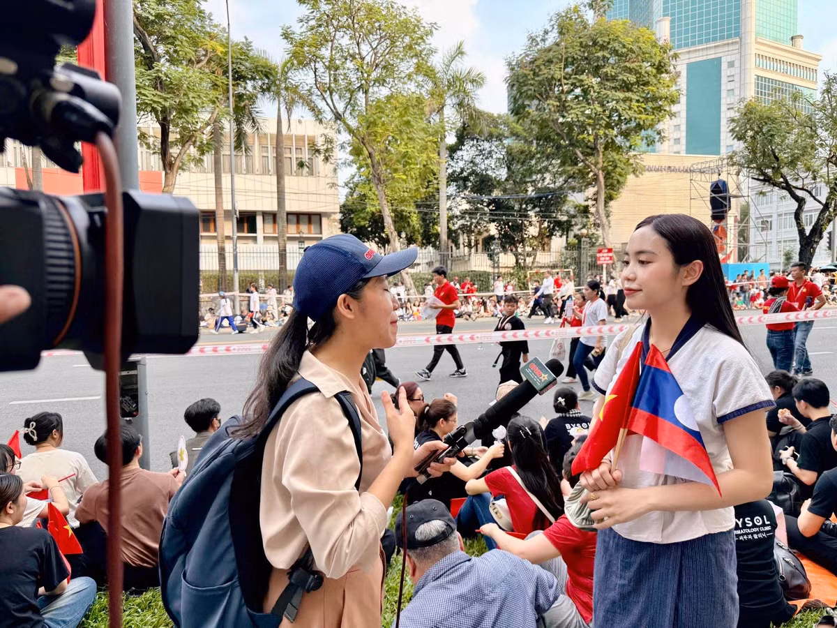 Cô nàng thậm chí còn thức trắng đêm để có được vị trí đẹp xem duyệt binh.