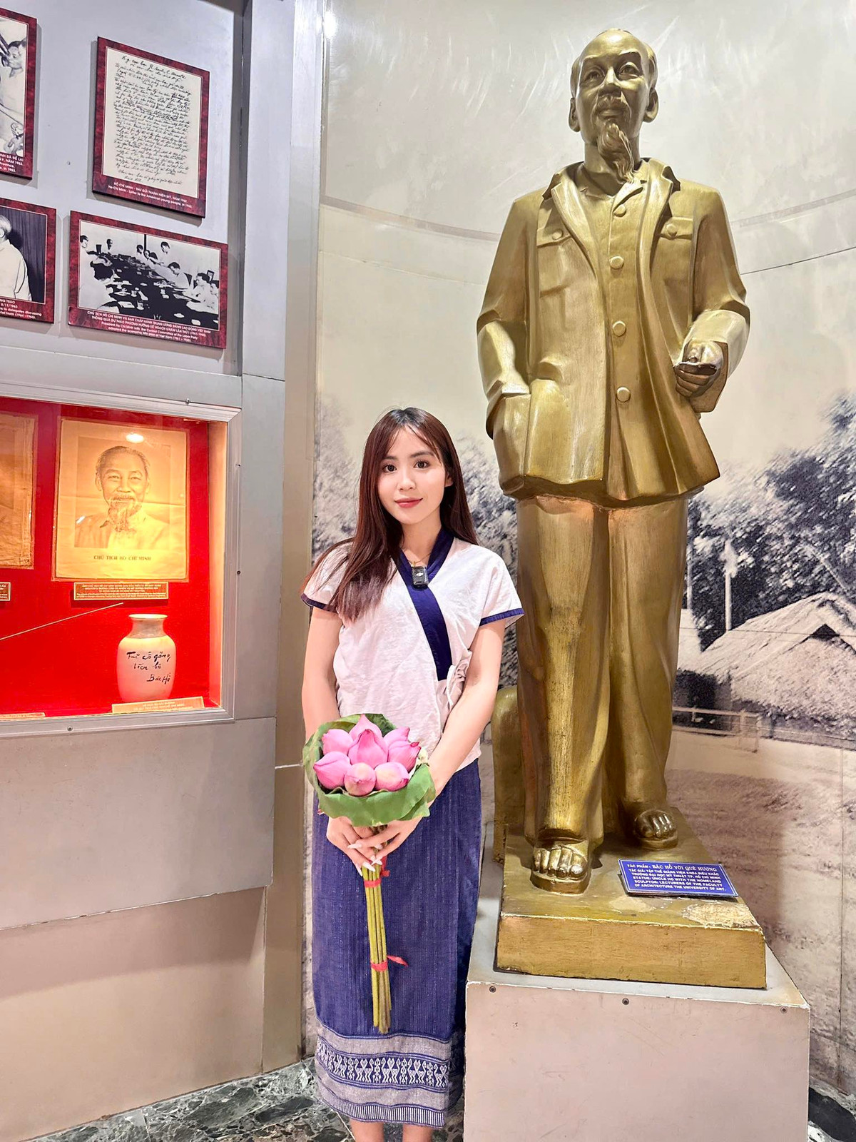 Không chỉ gặp gỡ, trò chuyện với các chiến sĩ đồng hương, cô còn dạy bạn bè Việt Nam nói tiếng Lào để tương tác với các anh.