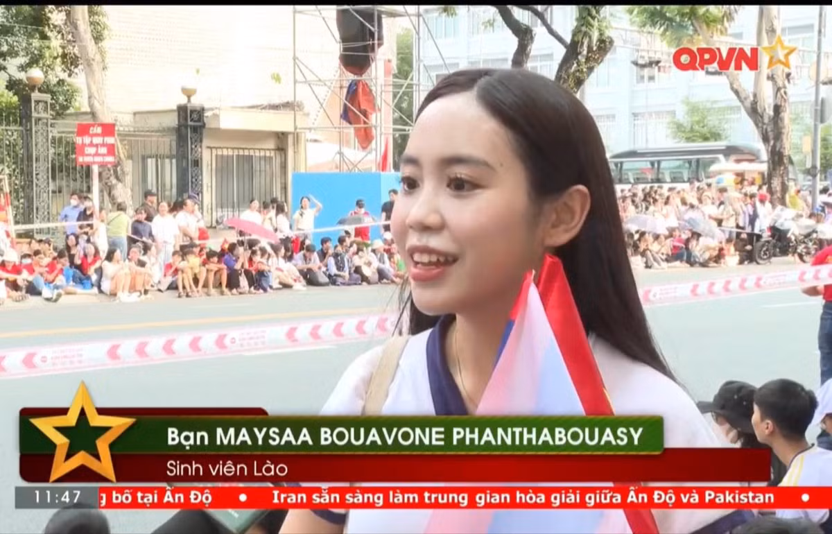 Sau khi thưởng thức màn pháo hoa rực rỡ và trình diễn máy bay không người lái ở bến Bạch Đằng, cô nàng còn nán lại khu vực đường Lê Duẩn để "giữ chỗ" chờ xem buổi tổng duyệt diễu binh, diễu hành diễn ra sáng 27/4.