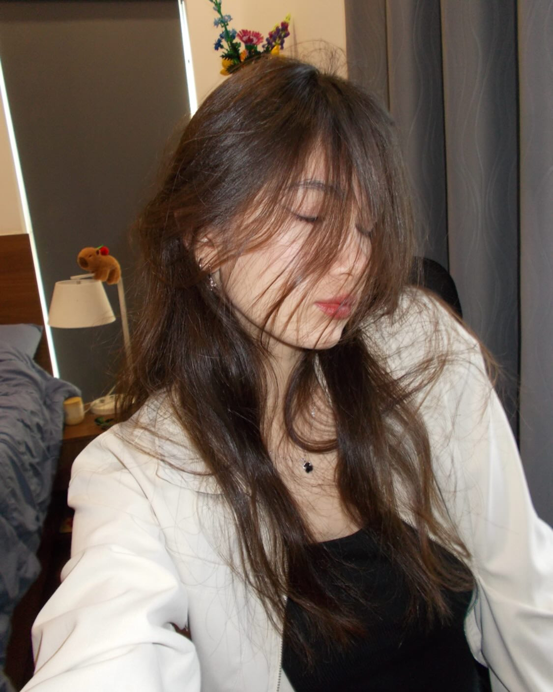 Giống như anh trai, Thanh Giang có gương mặt lai Tây với sống mũi cao, mắt to và lông mày đậm, gương mặt baby dễ thương.