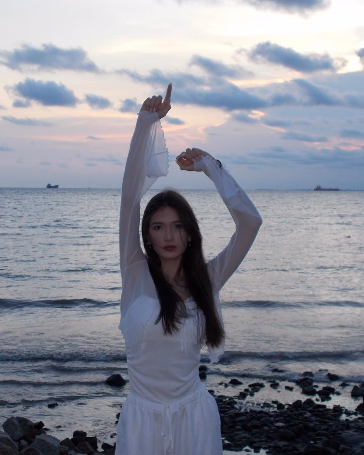 Đặng Thanh Giang - em gái ruột của thủ thành Đặng Văn Lâm mới đây đã khiến cộng đồng mạng "bấn loạn" khi đăng tải bộ ảnh khoe vóc dáng cực kỳ cuốn hút bên bãi biển. Ở tuổi 18, Thanh Giang sở hữu chiều cao gần 1m80 cùng gương mặt lai Tây sắc sảo, nổi bật với thần thái tự tin và vóc dáng chuẩn mẫu.