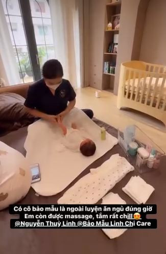 Trong những story mới đăng tải, nữ MC chia sẻ khoảnh khắc vừa bế bé Panda – con đầu lòng – vừa tranh thủ quay clip khoe những lẵng hoa chúc mừng phủ kín không gian sống. Qua đó, một phần nội thất biệt thự nhà chồng Mai Ngọc cũng được tiết lộ.