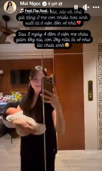 Căn biệt thự mang phong cách tân cổ điển, chủ đạo là gam màu trắng kết hợp chất liệu gỗ, vừa thanh lịch vừa ấm cúng. Hành lang dài và rộng còn được thiết kế như một "phòng khách mini", nơi Mai Ngọc thường "chill chill" ngắm hoa và nghe nhạc jazz thư giãn.