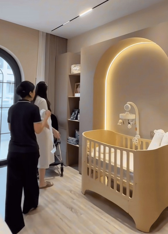 Trước đó, cô nàng cũng từng đăng tải những hình ảnh về căn phòng được chuẩn bị cho quý tử.