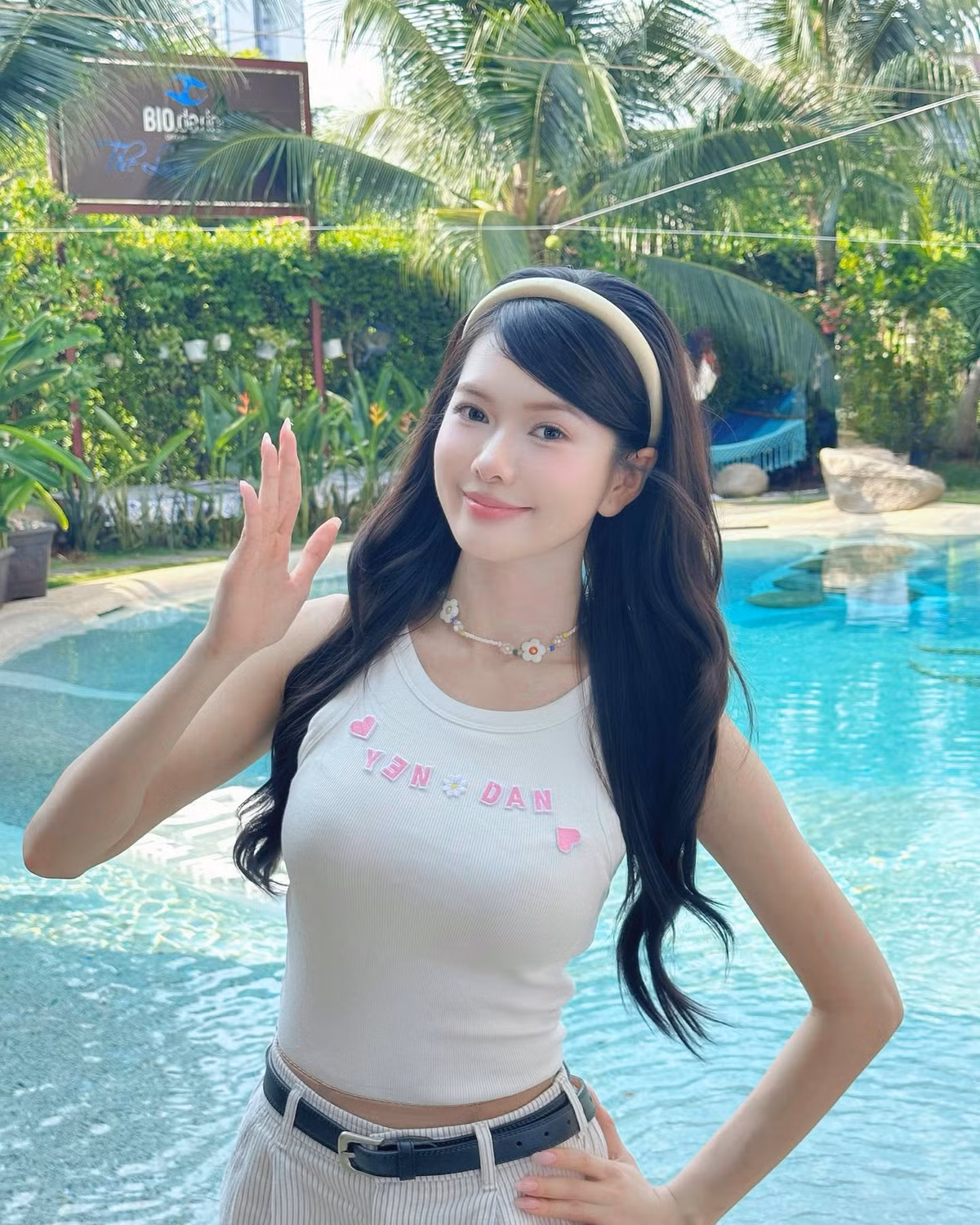 Làn da trắng sứ, nụ cười tỏa nắng cùng ánh mắt biết nói khiến cô nàng nhanh chóng chiếm trọn spotlight, được cư dân mạng ví như "crush quốc dân" phiên bản đời thực.