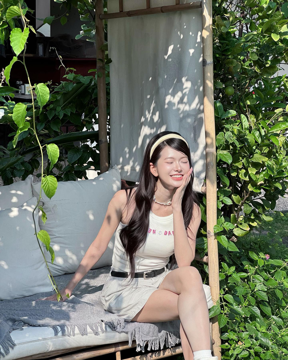 Điểm cộng lớn của Yên Đan còn nằm ở phong cách thời trang trẻ trung, tinh tế nhưng vẫn giữ được nét ngây thơ, dễ thương đặc trưng. Cô không cần hở bạo, cũng chẳng chiêu trò, chỉ cần một cái nghiêng đầu và ánh nhìn thoáng qua đã đủ khiến người xem “đổ gục”.