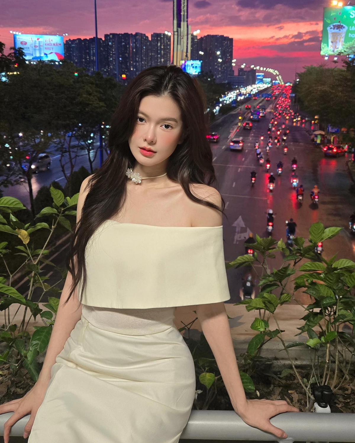 Cô nàng nổi bật với nhan sắc, gu thời trang ấn tượng. Với lối diễn xuất duyên dáng, tự nhiên trong “Đi giữa trời rực rỡ” Yên Đan cũng được kỳ vọng là nữ diễn viên trẻ tiềm năng của màn ảnh Việt.