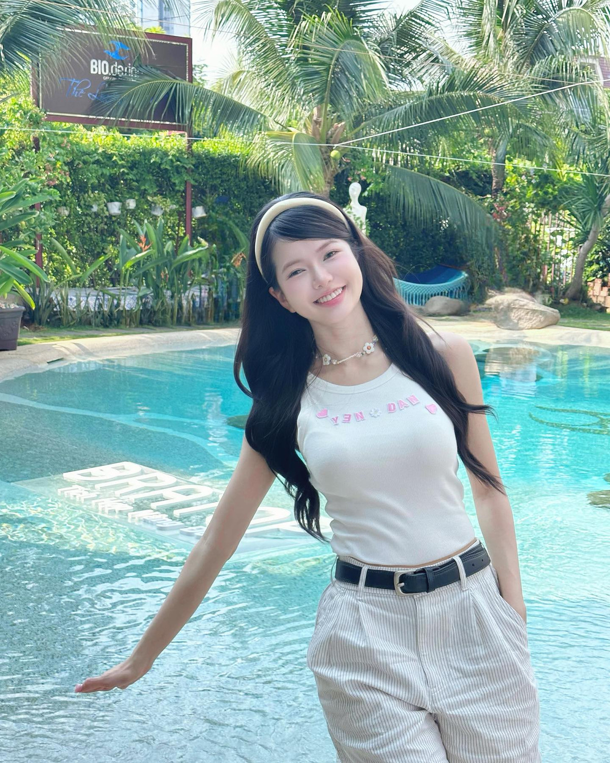 Yên Đan theo đuổi phong cách "nàng thơ hiện đại" với gu ăn mặc vừa nữ tính, vừa phóng khoáng. Những item yêu thích của cô nàng thường là váy hoa, chân váy ngắn, áo hai dây nhẹ nhàng hay croptop mix cùng quần jeans cạp cao tôn dáng.