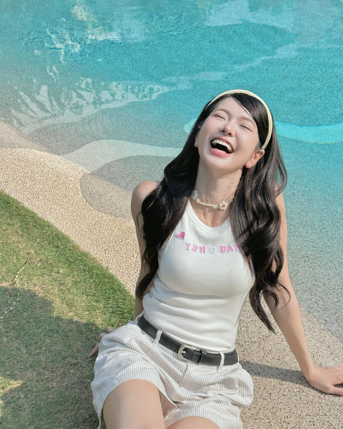 Không ít netizen để lại những bình luận "bắn tim": "Visual này mà không nổi thì ai nổi?", "Nhìn một lần là nhớ cả ngày."