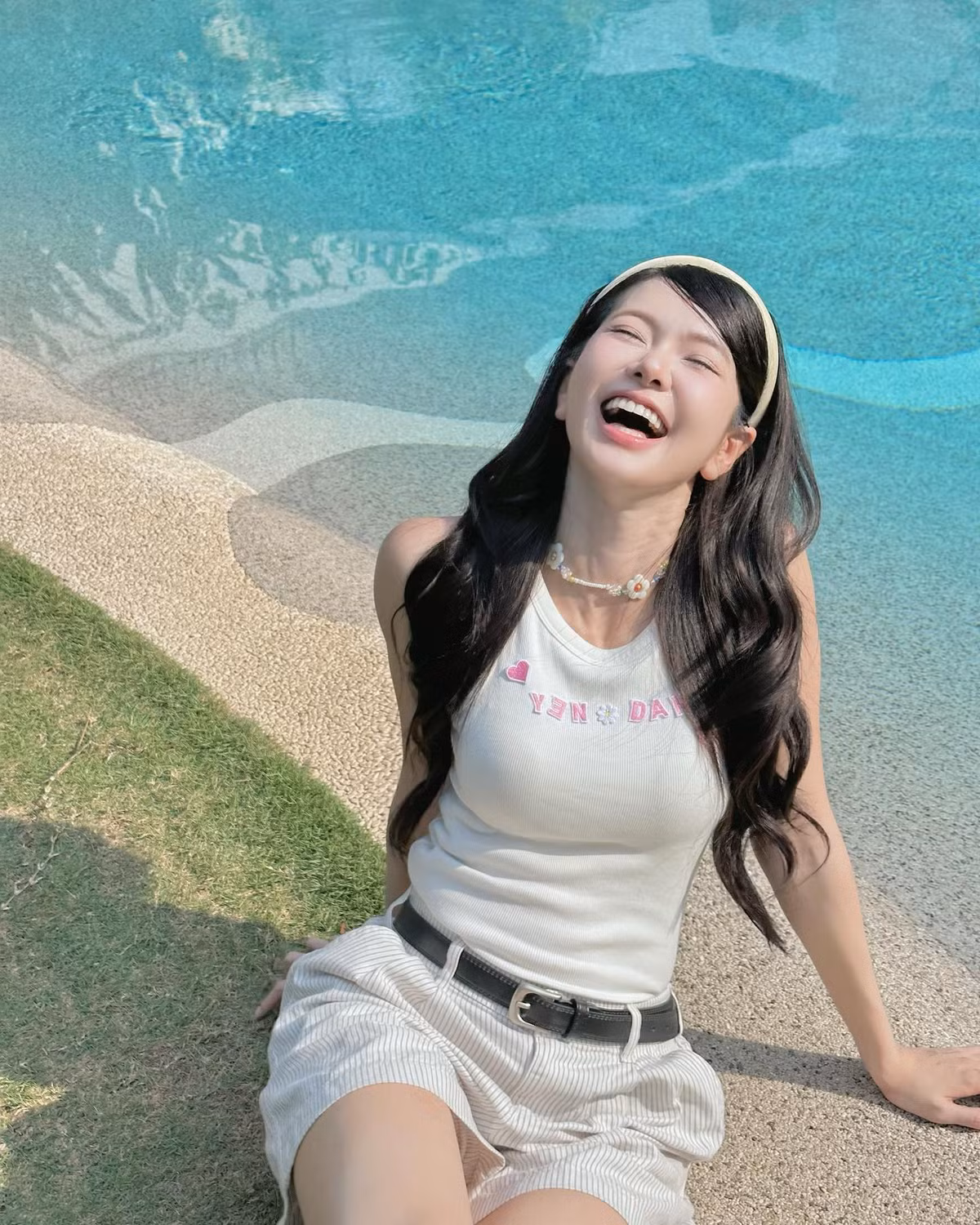 Không ít netizen để lại những bình luận "bắn tim": "Visual này mà không nổi thì ai nổi?", "Nhìn một lần là nhớ cả ngày."