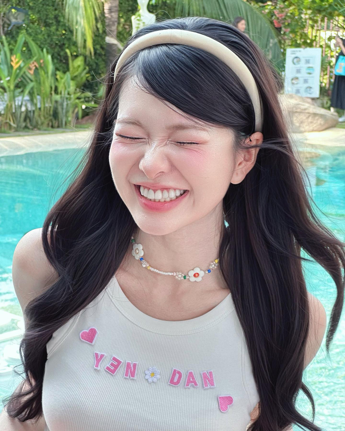 Xuất hiện bên hồ bơi trong set đồ croptop trắng và váy ngắn pastel dịu mắt, Yên Đan mang đến vibe nàng thơ mùa hè chuẩn chỉnh.