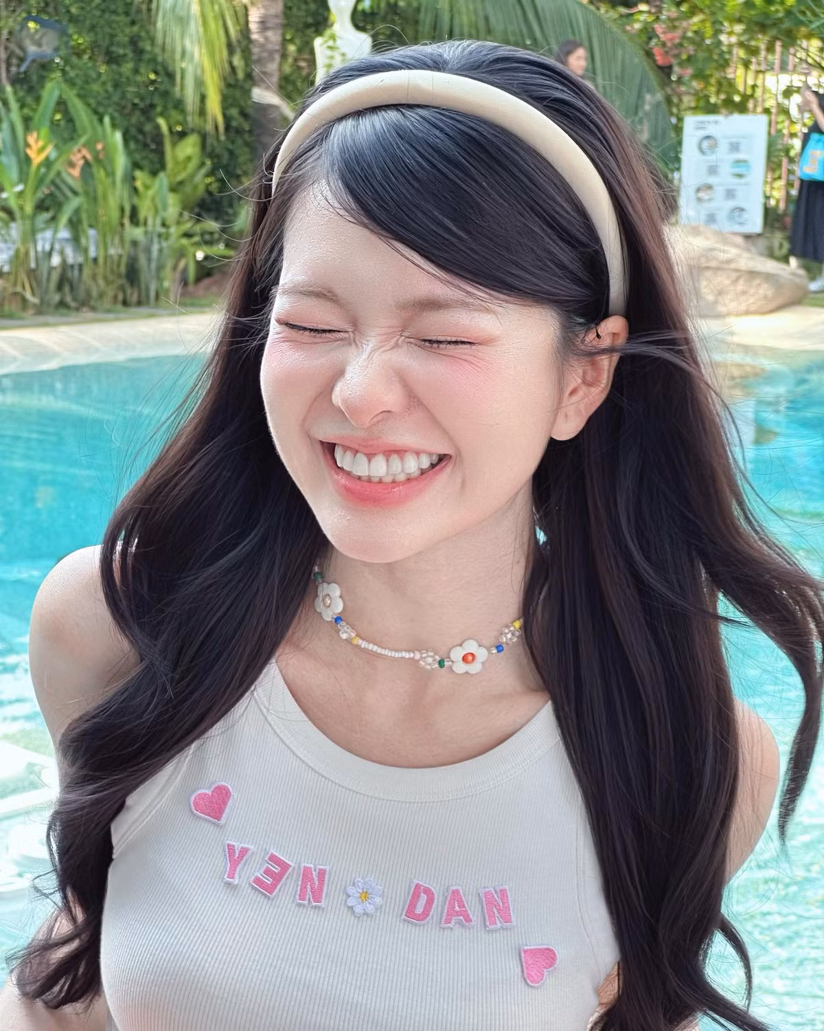 Xuất hiện bên hồ bơi trong set đồ croptop trắng và váy ngắn pastel dịu mắt, Yên Đan mang đến vibe nàng thơ mùa hè chuẩn chỉnh.