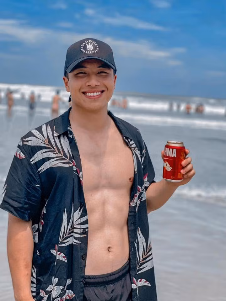 Đặc biệt, khi xuất hiện trong trang phục dã chiến giữa khung cảnh rèn luyện, chàng trai vẫn giữ vững phong độ điển trai “không góc chết”, vừa mạnh mẽ, quyết đoán nhưng cũng vô cùng gần gũi và truyền cảm hứng.