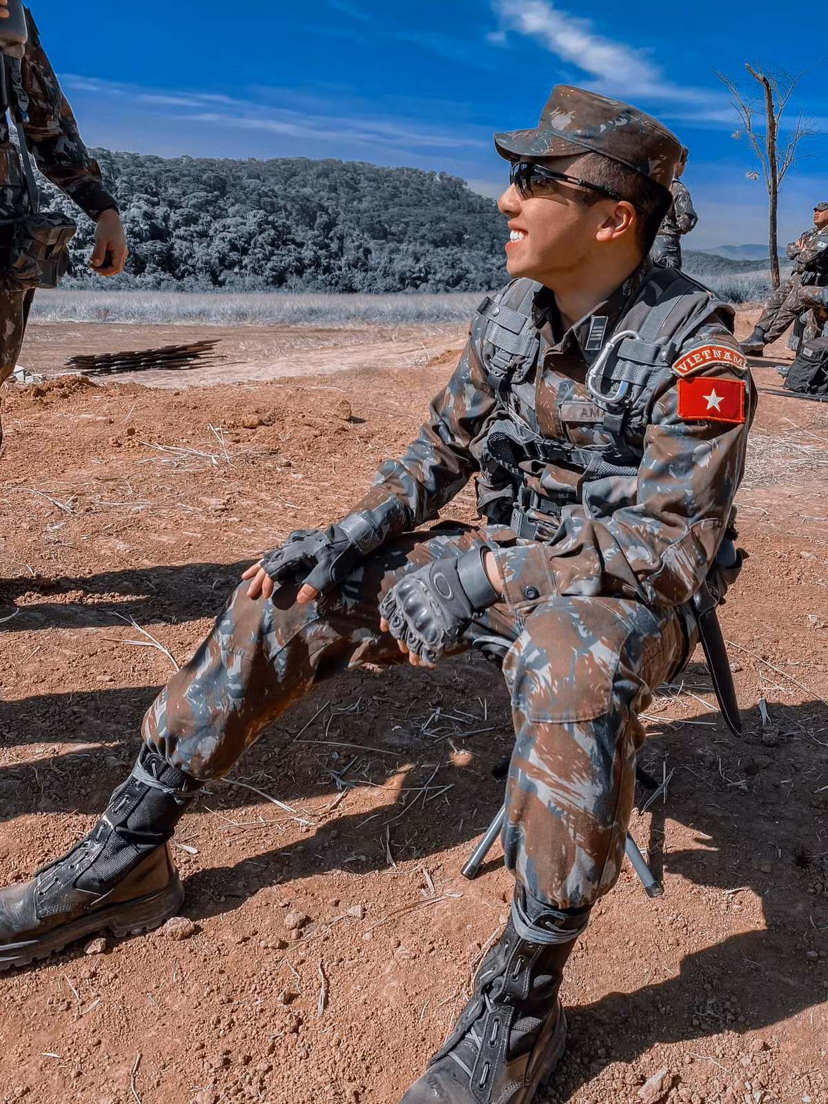 Vẻ ngoài như bước ra từ phim ảnh, cùng thần thái đĩnh đạc đúng chuẩn người lính thế hệ mới, đã khiến cư dân mạng không tiếc lời khen ngợi.