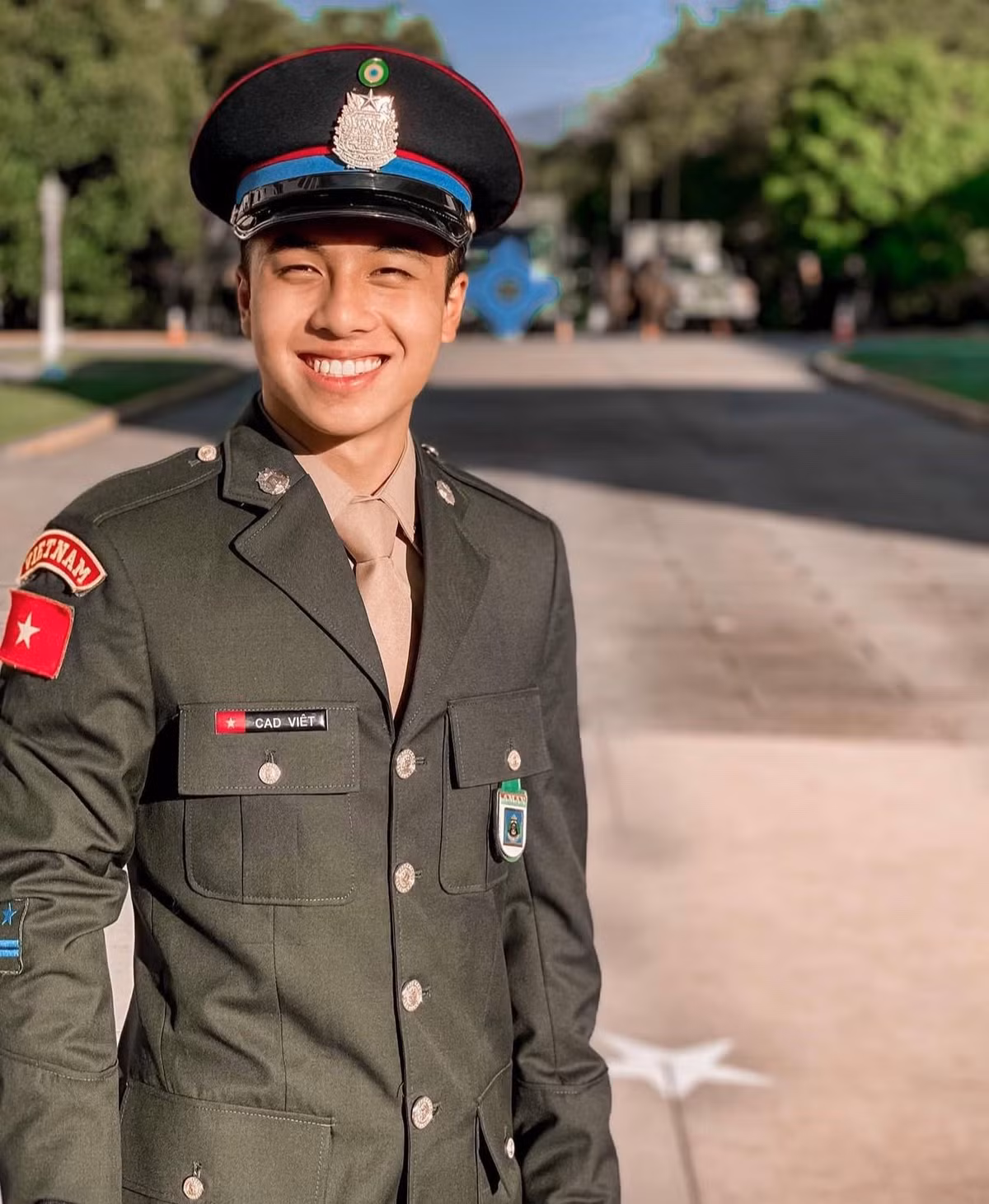 Trong bộ quân phục trang nghiêm, từng đường nét khuôn mặt của anh càng thêm nổi bật, toát lên nét chững chạc, nam tính và đầy cuốn hút.