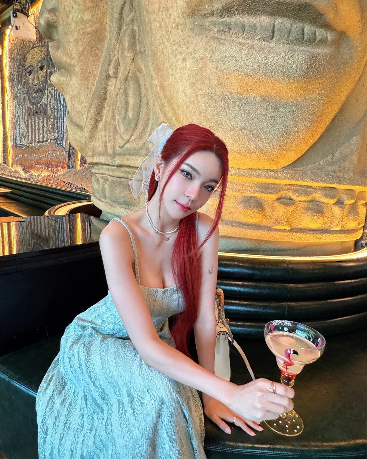 Trên mạng xã hội, Janet thường xuyên chia sẻ những khoảnh khắc đời thường lẫn hình ảnh hậu trường tại các buổi triển lãm ô tô, nhanh chóng nhận được sự quan tâm từ đông đảo người hâm mộ khu vực Đông Nam Á